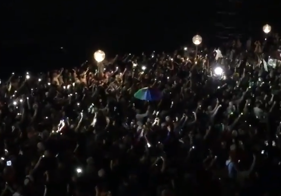 시위대가 스마트폰을 이용해 오페라하우스 지붕에 불빛을 비추고 있다 [출처=트위터]
