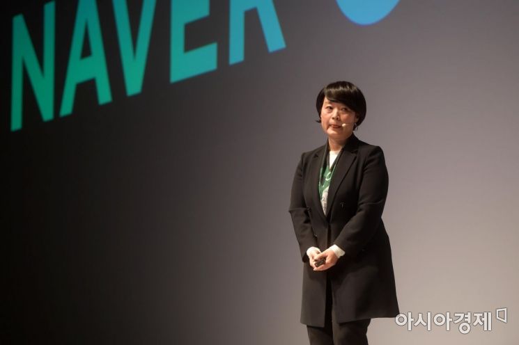 [포토]잔뜩 긴장한 표정의 한성숙 네이버 대표