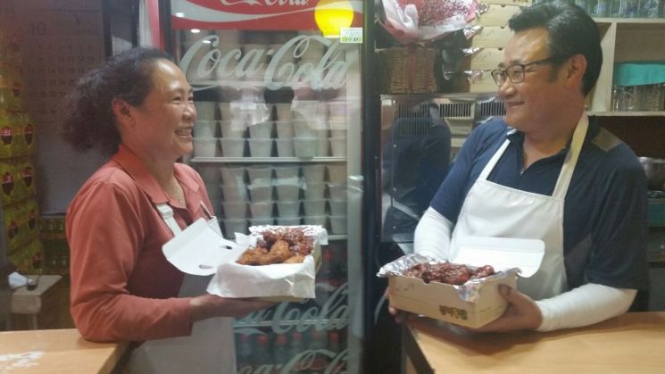 김영석 진미통닭 대표(오른쪽)와 아내 지금순 부부가 서로를 마주보면서 활짝 웃고 있다.