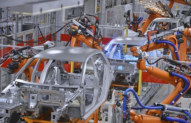 자동화 설비를 갖춘 한 자동차 생산공장에서 로봇들이 자동차를 조립하고 있다.