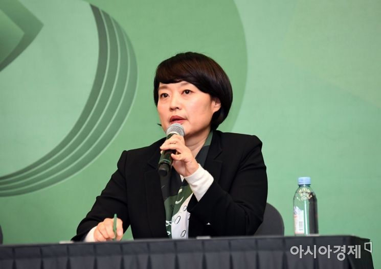 한성숙 네이버 대표가 10일 서울 삼성동 그랜드 인터콘티넨탈에서 진행된 '커넥트 2019'에서 기자들의 질문에 답하고 있다.