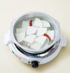 3. I2R 용기에 물 4컵, 무, 마른 고추를 넣고 끓인다.