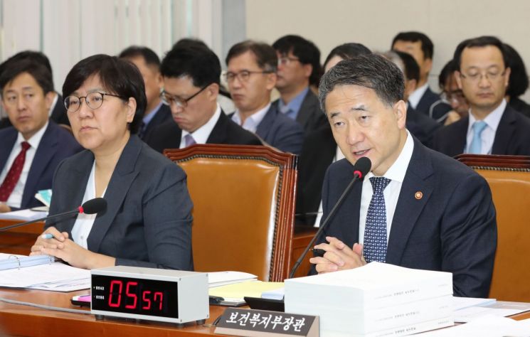 [2018 국감]박능후 장관 "의료기기 훈련제도 마련"…대리수술 후속조치(종합)