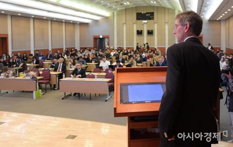 [포토]강연하는 틸만 러프