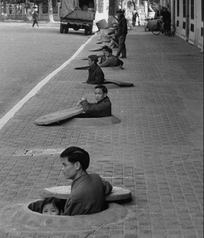 1967년 베트남 하노이 소피텔 메트로폴 호텔 앞에 설치된 지하 방공호에 주민들이 숨어 사태를 주시하는 모습.(VN익스프레스 캡처)