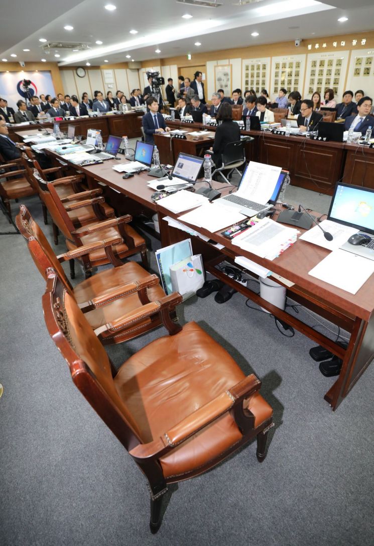 12일 과천정부청사 법무부에서 열린 국회 법제사법위 국정감사에서 자유한국당 의원들의 자리가 비어 있다. (사진=연합뉴스)