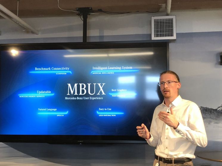메르세데스-벤츠 북미 R&D 시애틀 센터에서 로버트 브룩하트 수석 소프트웨어 엔지니어가 메르세데스-벤츠의 인포테인먼트 시스템 MBUX에 대해 설명하고 있다.