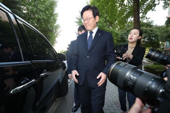 친형을 정신병원에 강제 입원시켰다는 의혹과 관련, 경찰로부터 압수수색을 받은 이재명 경기도지사가 12일 오전 경기도 성남시 분당구 소재 자택에서 압수수색에 응한 뒤 늦은 출근을 하고 있다. (사진=연합뉴스)