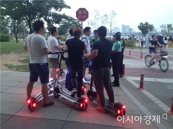 지난달 20일 오후 서울 여의도 한강공원 전동킥보드 단속 현장. 사진은 기사 중 특정표현과 관계 없음. 사진=아시아경제