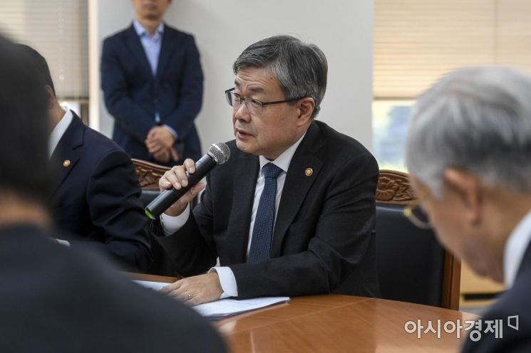 [포토] 노사정 회의 참석한 이재갑 장관