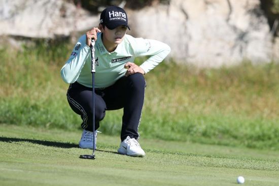박성현이 KEB하나은행챔피언십 둘째날 2번홀에서 퍼팅 라인을 읽고 있다. 사진=KLPGA