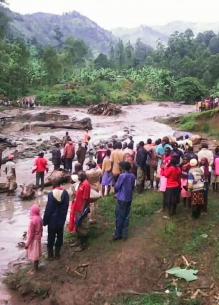 폭우로 강물이 범람한 우간다 동부 부두다 지역의 부칼라시 타운에서 11일(현지시간) 주민들이 강둑이 무너진 현장을 바라보고 있다. [이미지출처=연합뉴스]