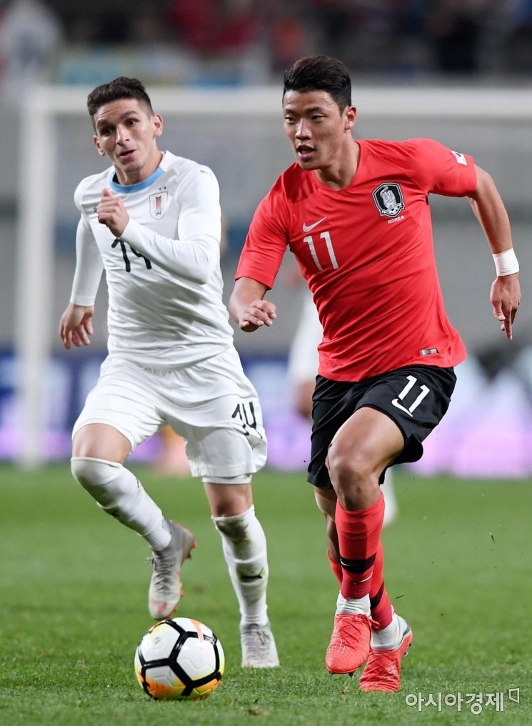 [포토] 황희찬, '토레이라를 뚫고'