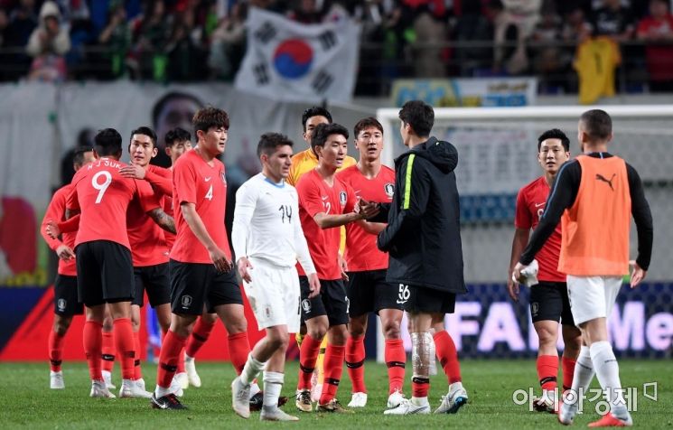 [포토] 우루과이에 첫 승 신고한 축구대표팀