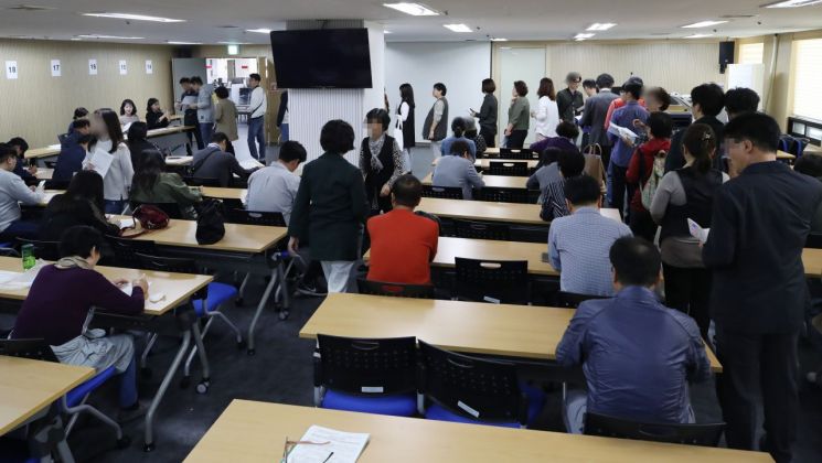 구직급여 7819억 지급, 역대 최대…제조업 고용 반년째 감소 