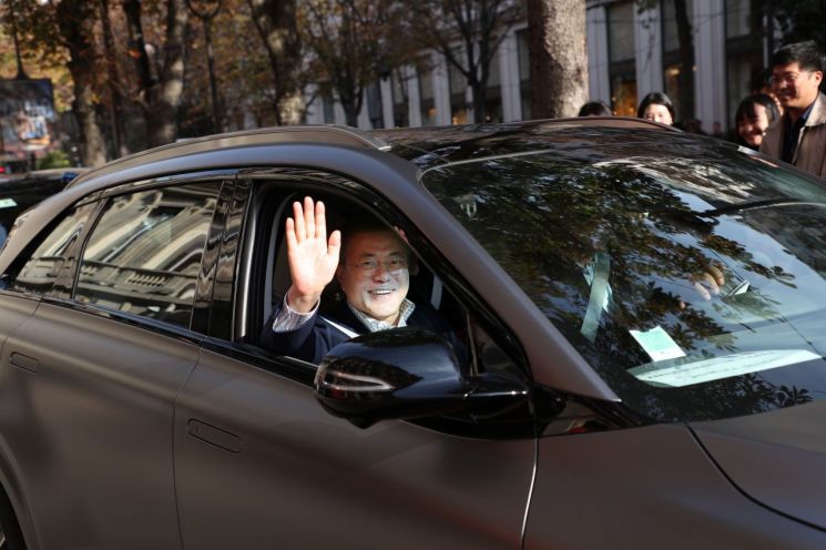 지난해 10월 프랑스를 국빈 방문한 문재인 대통령이 파리 중심가인 샹젤리제 인근 거리에서 현대자동차가 수출한 '넥쏘' 수소 전기차를 탑승한 뒤 손을 흔들고 있다. [이미지출처=연합뉴스]