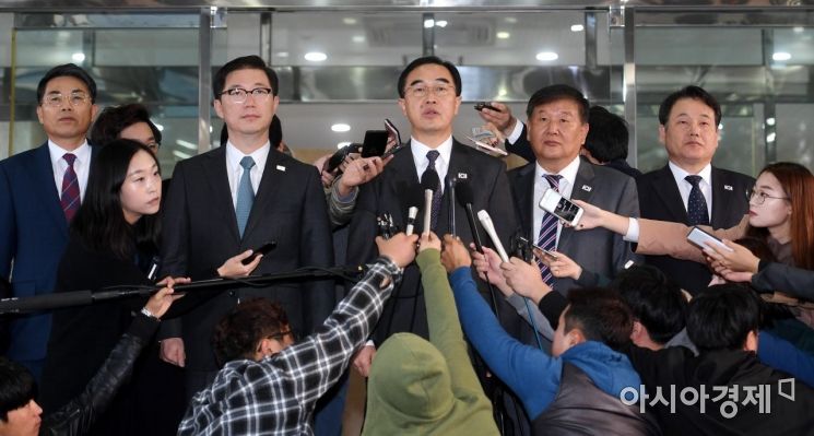 [포토] 남북고위급회담 출발하는 남측 대표단