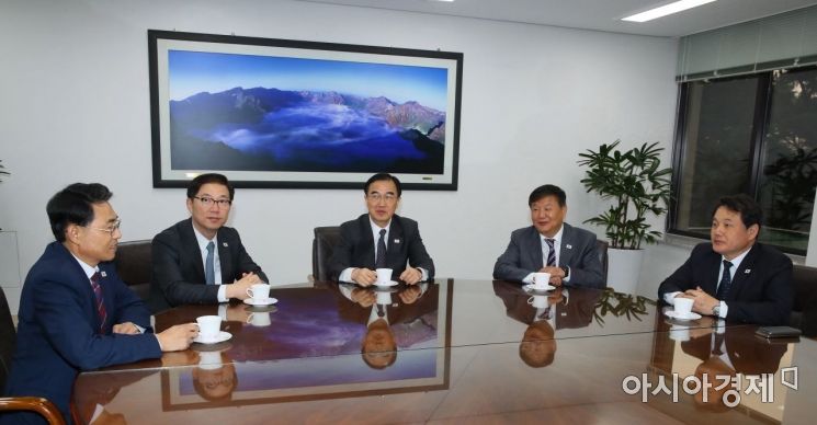 [포토] 남북고위급회담 앞두고 대화하는 남측대표단