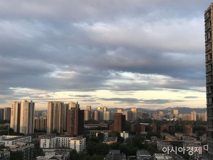 <전>미세먼지 수치가 낮았던 지난 10일 베이징 하늘의 모습.