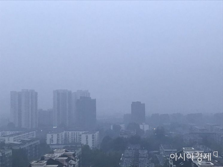 <후>PM2.5(지름 2.5㎛ 이하 초미세먼지) 수치가 200을 넘은 15일 베이징 하늘의 모습.