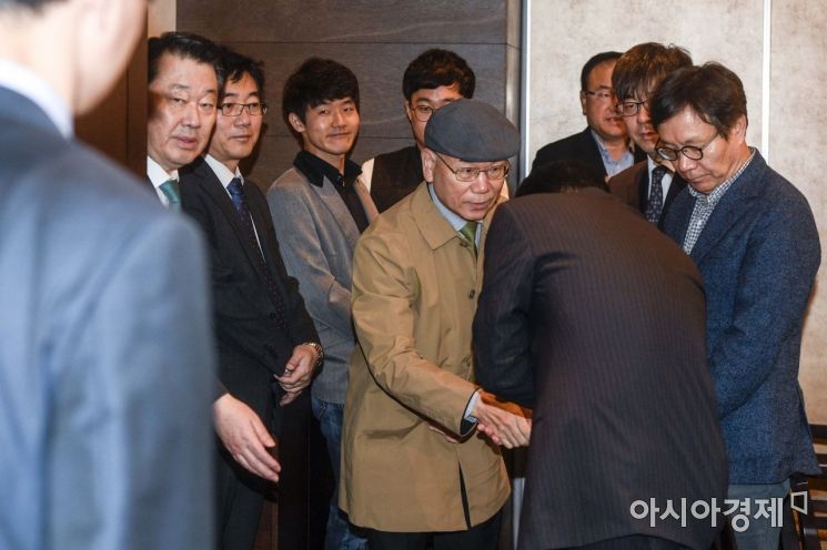 [포토] 케이블방송업계 관계자들과 인사하는 이효성 위