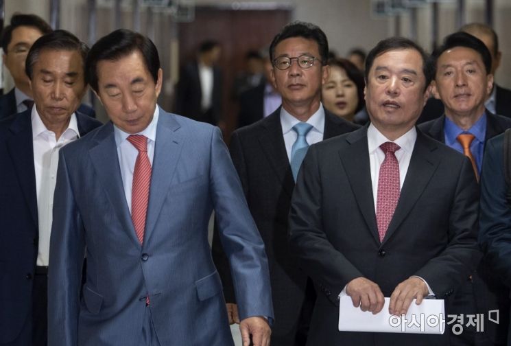 [포토] 비대위 참석하는 김병준-김성태