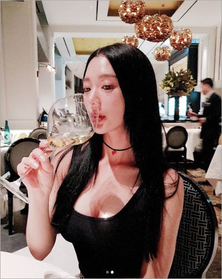 [포토] 클라라 '우아하고 섹시하게 와인 음미'