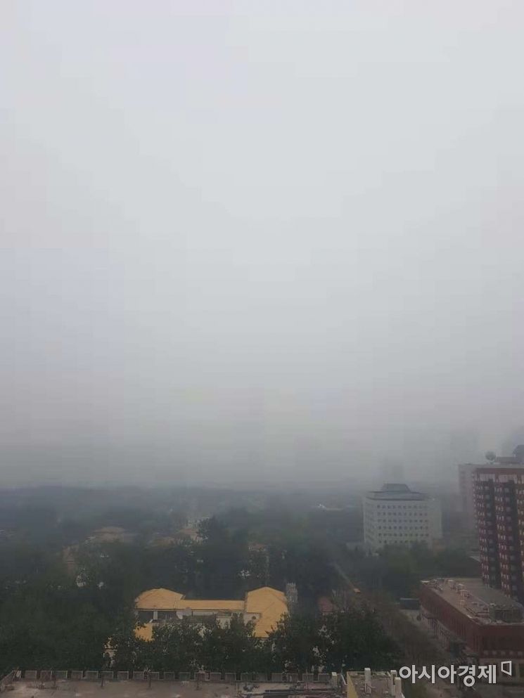 <후>PM2.5(지름 2.5㎛ 이하 초미세먼지) 수치가 200을 넘은 15일 베이징 하늘의 모습.