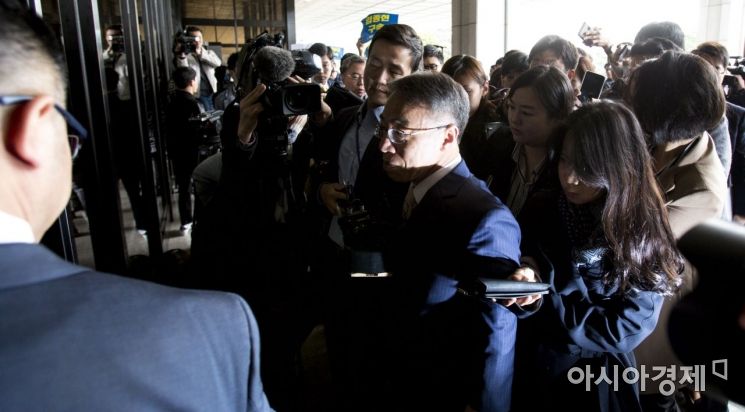 [포토] 임종헌 전 차장, '사법농단' 의혹의 그림자