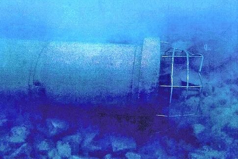 해저에서 발견된 등대의 일부[제공: 아마미 해상보안부]