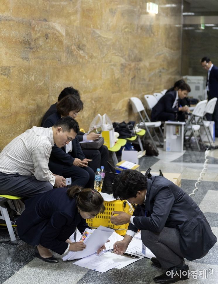 [포토] 자료준비 분주한 피감기관 공무원