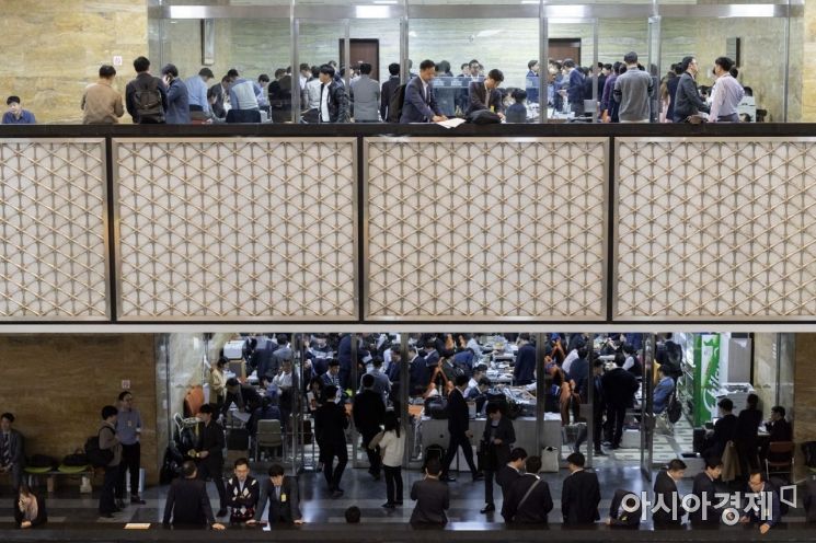 [포토] 국회 복도 가득 메운 공무원들