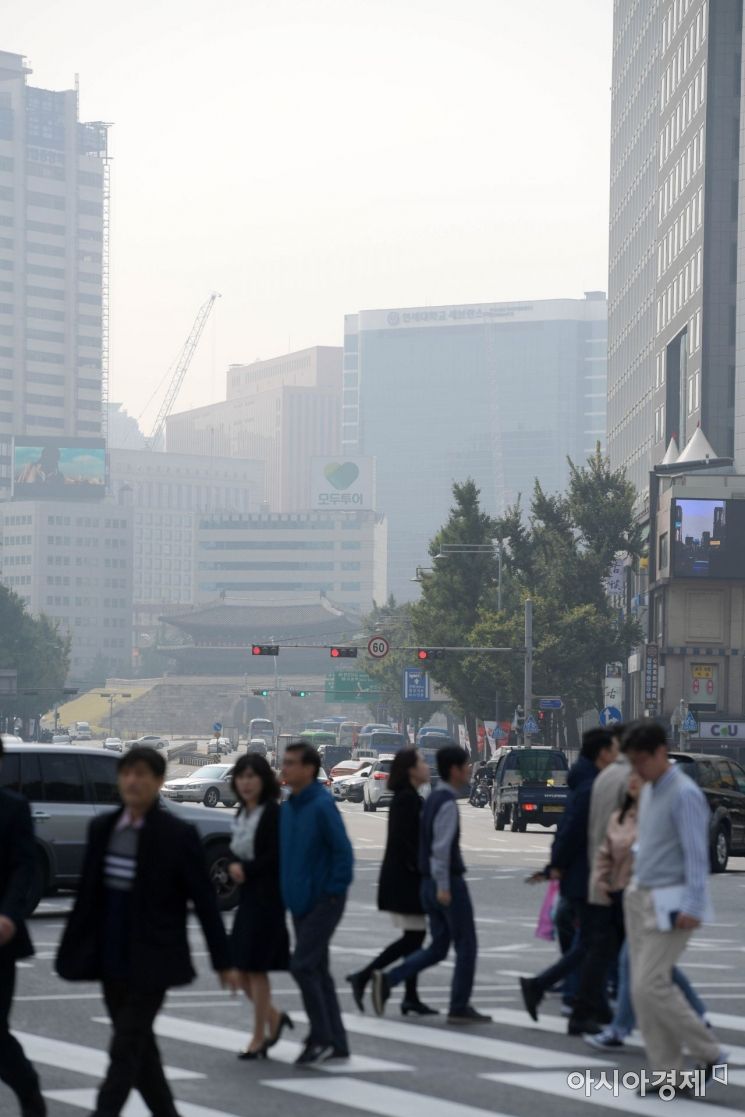 [포토]중국발 미세먼지로 흐린 서울 도심