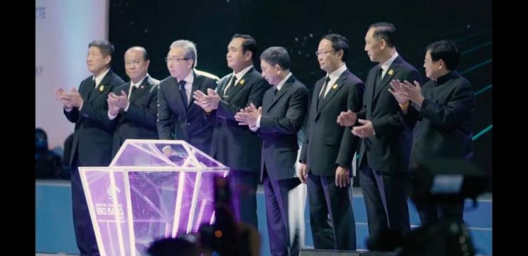 '타일랜드 디지털 빅뱅 2018' 행사 개막을 알리는 쁘라윳 총리(사진 왼쪽에서 네번째)와 솜킷 경제담당 부총리(왼쪽에서 세번째). 출처:태국 디지털 이코노미 프로모션 에이전시 영상 캡처