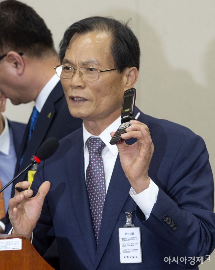 [포토] 답변하는 김성수 서오텔레콤 대표