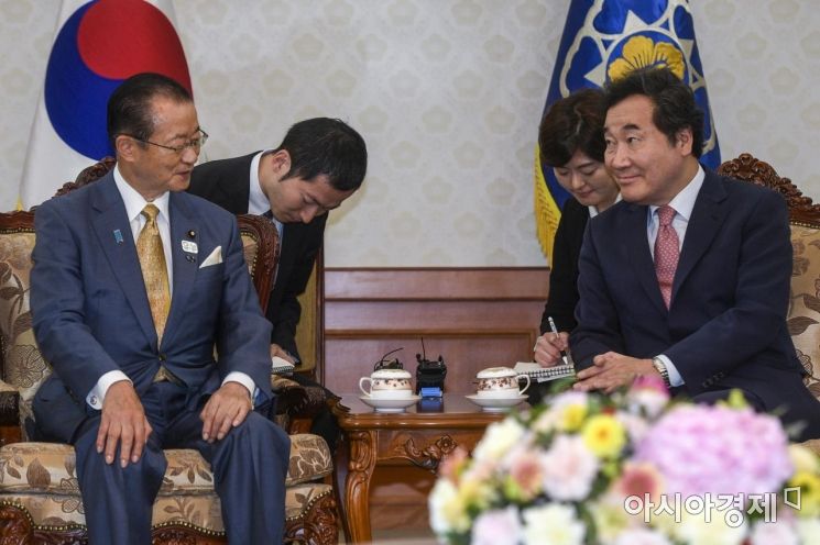 [포토] 의견 나누는 이낙연 총리-다케오 회장