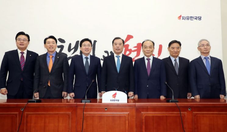 조강특위 "박근혜 충성경쟁 때부터 한국당 무너져"