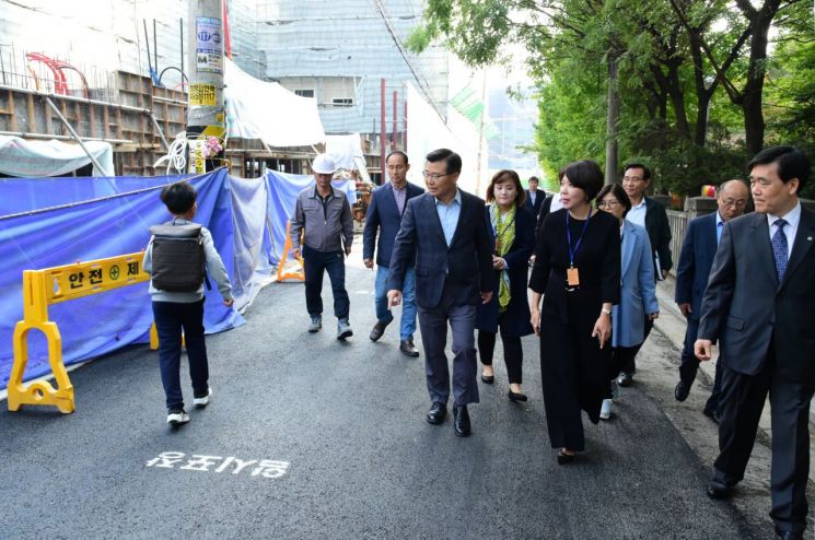 [포토]류경기 중랑구청장 상봉초교서 주민과 대화 