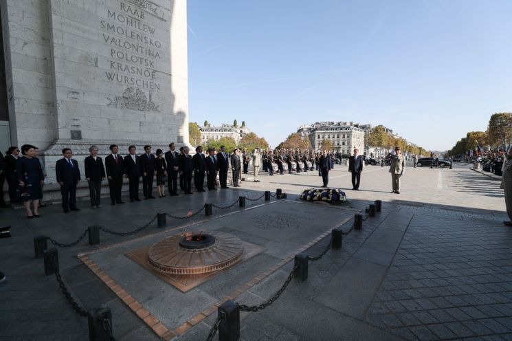프랑스를 국빈방문 중인 문재인 대통령이 15일 오후(현지시간) 파리 개선문 광장에서 열린 공식환영식에서 무명 용사의 묘에 헌화한 뒤 추모 의식을 하고 있다.
사진=연합뉴스