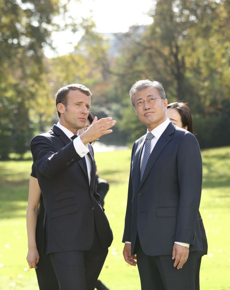 프랑스언론 "유럽찾은 문재인, 김정은 대변…한반도평화 메시지 전할 것"