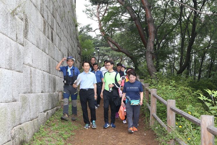 구민들과 함께 건강산책로를 걷고 있는 김영종 종로구청장