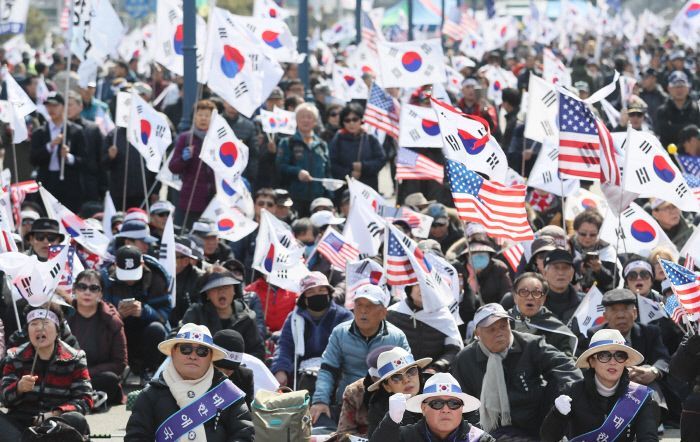 촛불 조형물 부수고 경찰 폭행한 '태극기집회' 참가자…검찰 징역 구형