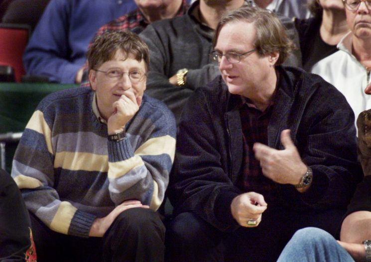 2003년 NBA 경기장을 찾은 빌 게이츠(왼쪽)와 폴 앨런 [이미지출처=연합뉴스]