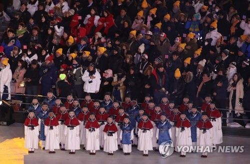 평창 동계올림픽 개막식에서 레인보우합창단이 애국가 제창을 이끌고 있다. (사진=연합뉴스)