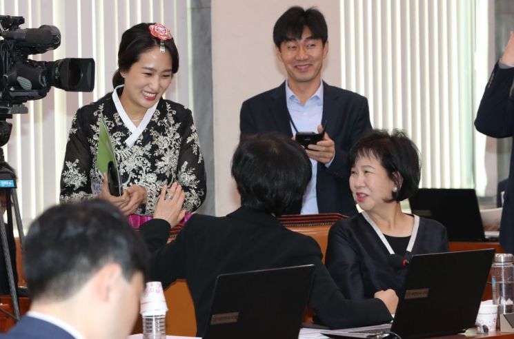 안민석 "김수민 의원님, 한복 대박쳤습니다"…연신 축하