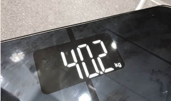 가수 조민아가 SNS에 게재한 체중계는 40.2kg을 기록했다. / 사진=조민아 인스타그램 캡처