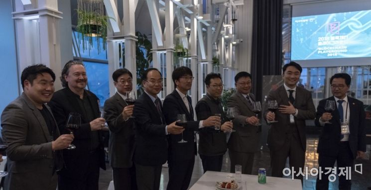 [포토] 건배 나누는 블록체인 플레이그라운드 참석자들