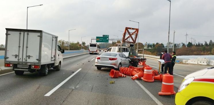 차에 떨어진 스마트폰 줍다가 도로공사 차량 추돌…50대 근로자 사망