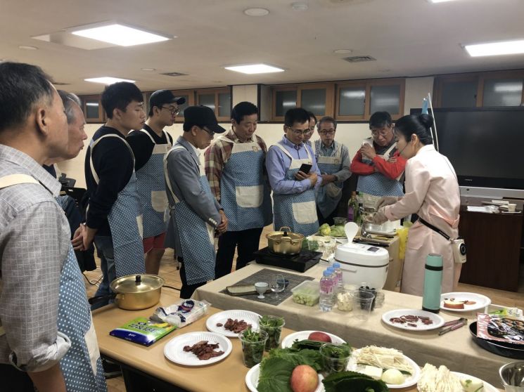 강동구 '1인 남성가구 위한 혼밥 요리교실' 열어 