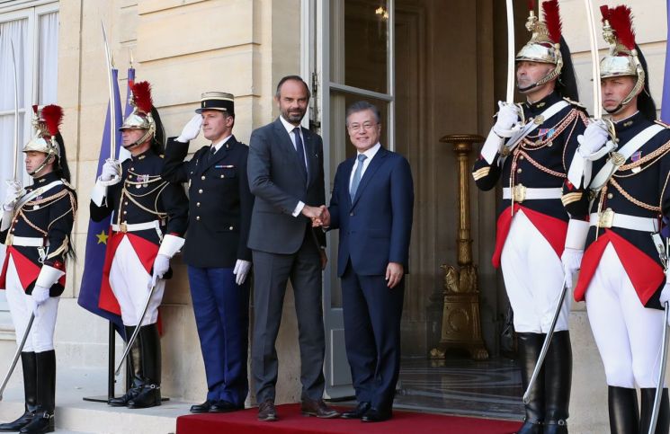 문 대통령, 프랑스 총리에 "EU의 철강 세이프가드에서 한국산 제외" 요구(종합) 